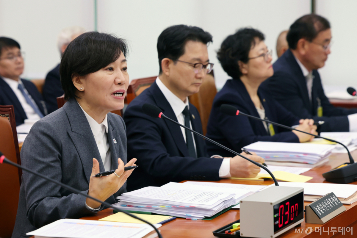 (서울=뉴스1) 황기선 기자 = 송미령 농림축산식품부 장관이 7일 서울 여의도 국회 농림축산식품해양수산위원회에서 열린 농림축산식품부 등에 대한 국정감사에서 의원 질의에 답하고 있다. 송 장관 오른편에 김종구 차관, 김정희 가축위생방역지원본부장이 함께 앉아있다. 2026.10.7/뉴스1 Copyright © 뉴스1. All rights reserved. 무단 전재 및 재배포, AI학습 이용 금지. /사진=(서울=뉴스1) 황기선 기자