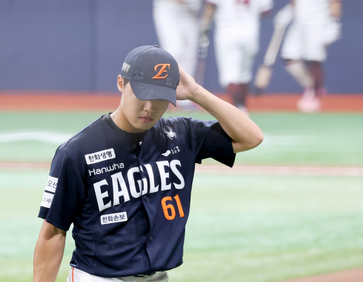 한화 이글스 투수 정우주가 6월 14일 고척스카이돔에서 열린 키움 히어로즈전에서 강판되고 있다. /사진=강영조 선임기자