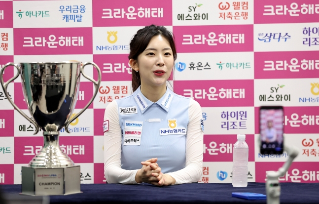 정수빈이 지난 10일 프로당구 2026-27시즌 4차 투어 '크라운해태 PBA-LPBA 챔피언십' LPBA 결승전에서 이미래를 꺾고 우승한 뒤 기자회견에서 소감을 밝히고 있다. /사진=PBA 투어 제공
