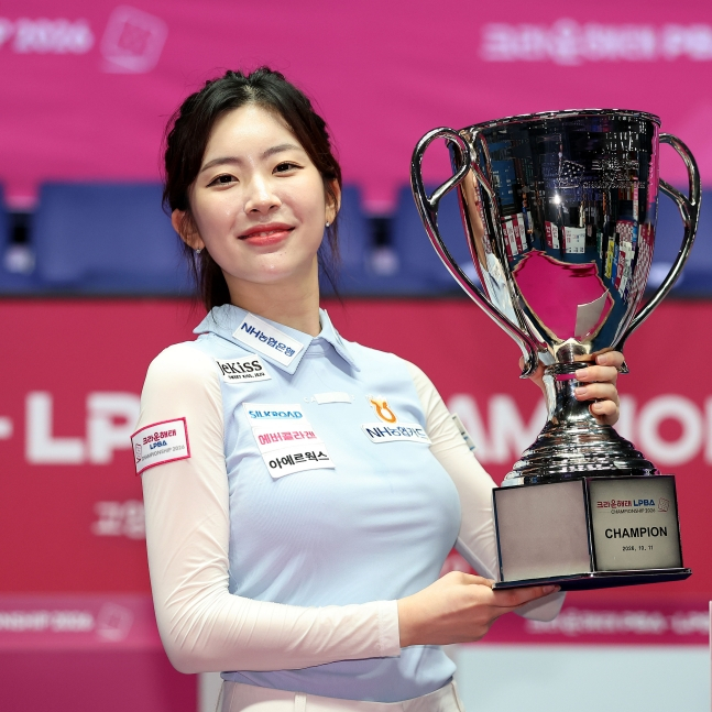 정수빈이 지난 10일 프로당구 2026-27시즌 4차 투어 '크라운해태 PBA-LPBA 챔피언십' LPBA 결승전에서 이미래를 꺾고 우승한 뒤 트로피를 들고 포즈를 취하고 있다. /사진=PBA 투어 제공