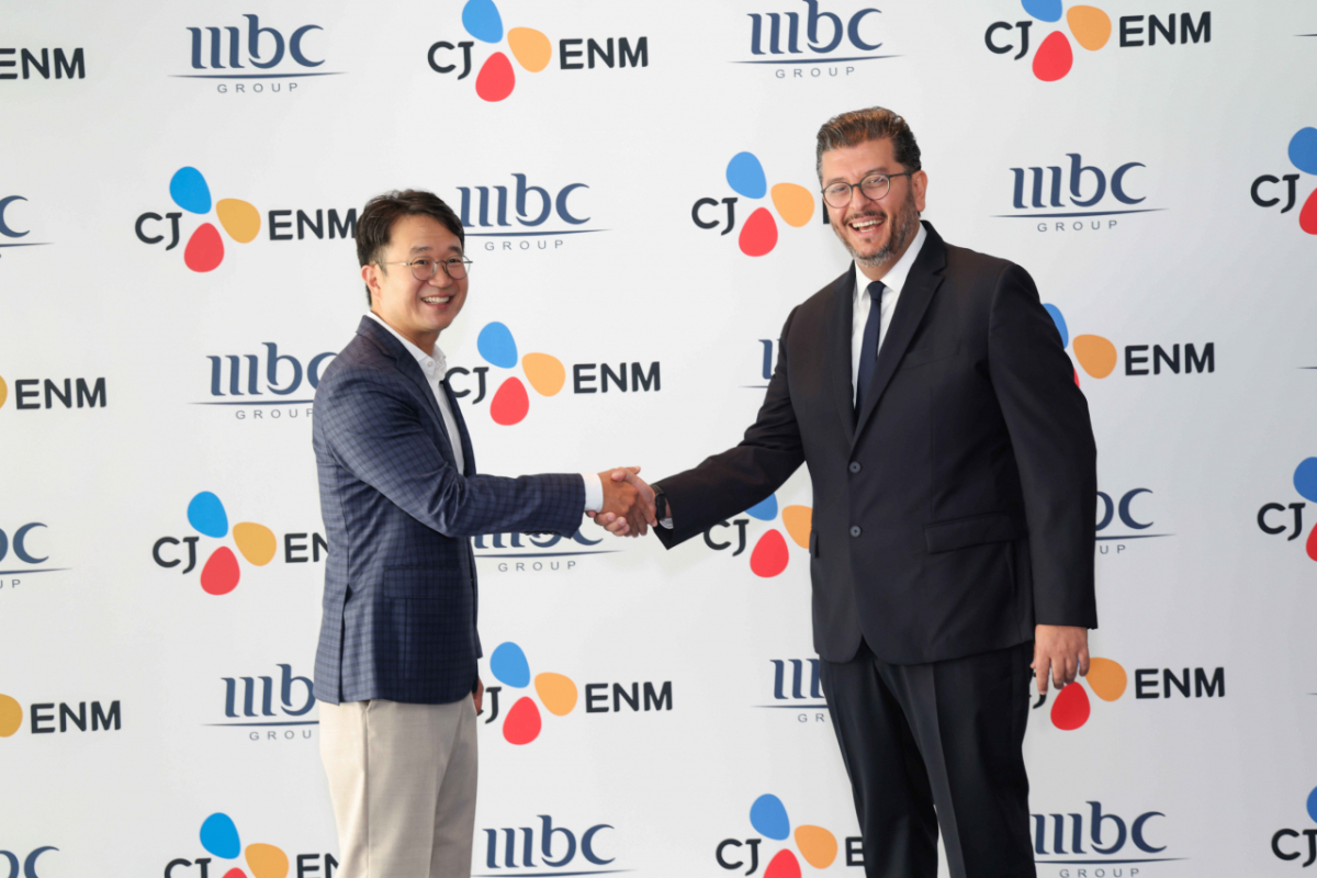 김도현 CJ ENM 콘텐츠유통BU장(왼쪽)과 타레크 알리브라힘 MBC1·MBC DRAMA·MBC 샤히드 콘텐츠 담당 디렉터가 파트너십 체결 후 기념촬영을 하고 있다./사진 제공=CJ ENM