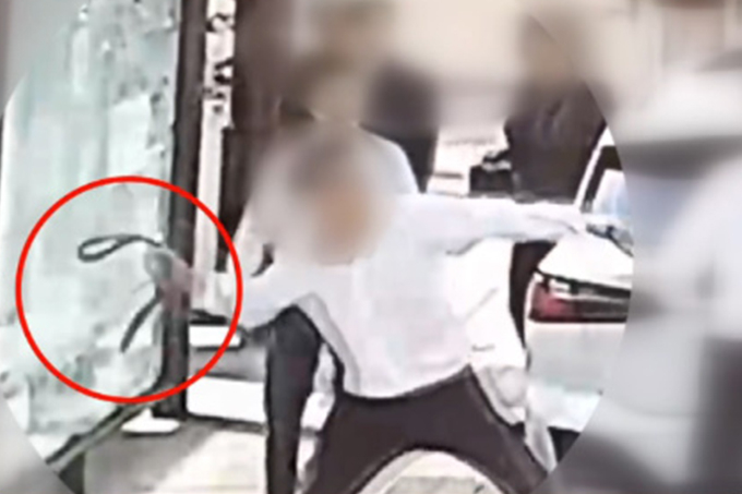 화장품 업계에서 유명한 남성이 외제차 매장에서 직원을 폭행하고 난동을 부렸다는 사연이 전해졌다. /사진=JTBC '사건반장' 방송 화면