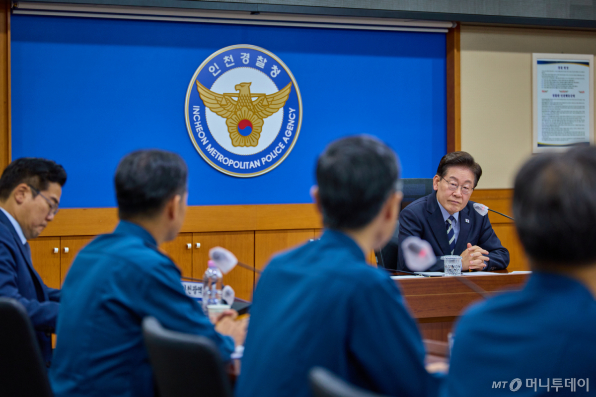 (서울=뉴스1) 허경 기자 = 이재명 대통령이 13일 인천경찰청을 방문해 이날 발생한 인천 대형마트 흉기난동 사건의 경위와 수사 상황, 피해자들의 상태 등을 보고 받고 있다. (청와대 제공. 재판매 및 DB 금지) 2026.10.13/뉴스1 Copyright © 뉴스1. All rights reserved. 무단 전재 및 재배포, AI학습 이용 금지. /사진=(서울=뉴스1) 허경 기자