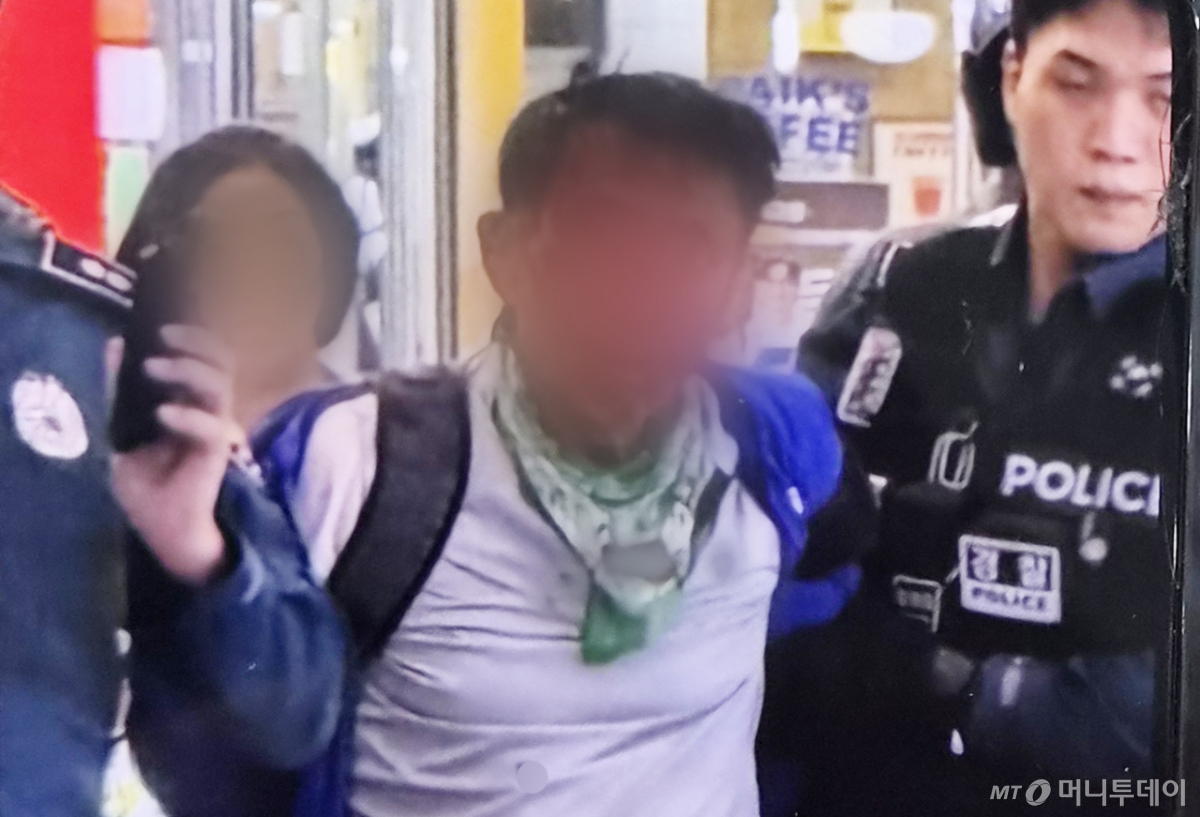 13일 오후 인천 남동구 홈플러스 푸드코트에서 50대 남성이 흉기 난동을 벌여 1명이 심정지 상태에 빠지는 등 마트 및 영화관 이용객 8명이 다쳤다. 사진은 경찰에 제압된 피의자 모습. /사진=뉴스1)