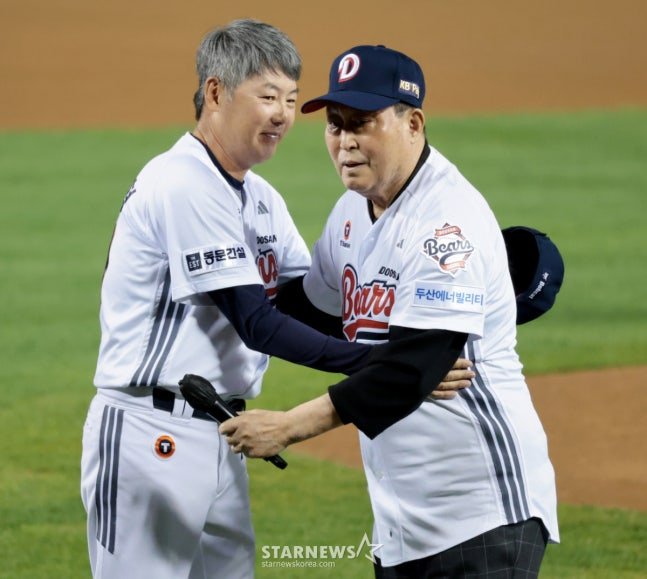 김인식(오른쪽) 전 감독과 김원형 두산 감독이 포옹하고 있다. /사진=강영조 선임기자