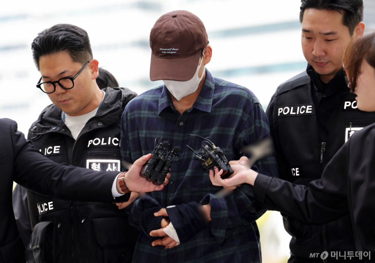 이혼 소송 중 장모를 살해하고 아내를 차량에 태워 도주한 혐의를 받는 20대 남성이 13일 서울 송파구 동부지방법원에서 열린 구속 전 피의자 심문(영장실질심사)에 출석하고 있다. / 사진=뉴시스