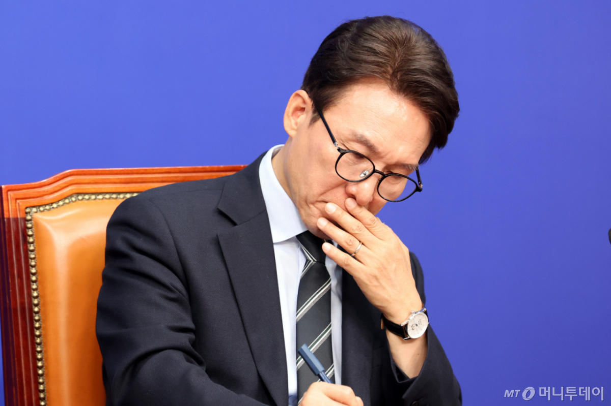 (서울=뉴스1) 황기선 기자 = 김민석 더불어민주당 대표가 12일 오전 서울 여의도 국회에서 열린 최고위원회의에서 생각에 잠겨 있다. 2026.10.12/뉴스1 Copyright © 뉴스1. All rights reserved. 무단 전재 및 재배포, AI학습 이용 금지. /사진=(서울=뉴스1) 황기선 기자