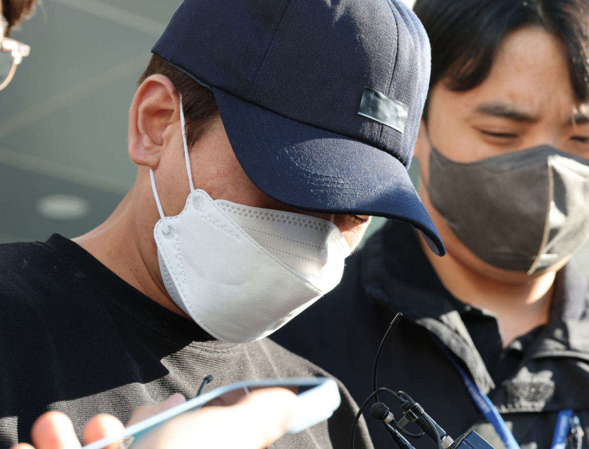 생후 2개월 된 딸이 잠을 자지 않고 운다는 이유로 폭행해 숨지게 한 40대 친부가 구속 심사를 앞두고 "죄송하다"고 말했다. 사진은 구속영장이 청구된 A씨가 구속 전 피의자 심문(영장실질심사)에 출석하기 위해 14일 경기 용인동부경찰서 유치장을 나오고 있는 모습. /사진=뉴시스