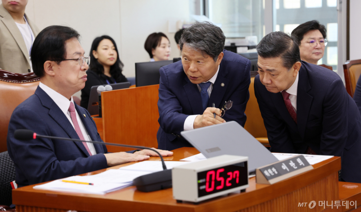 이만희 국회 보건복지위원장이 지난달 17일 서울 여의도 국회에서 열린 보건복지위원회 전체회의에서 여야 간사인 서영석 더불어민주당 의원, 백종헌 국민의힘 의원과 대화를 나누고 있다./사진=뉴스1