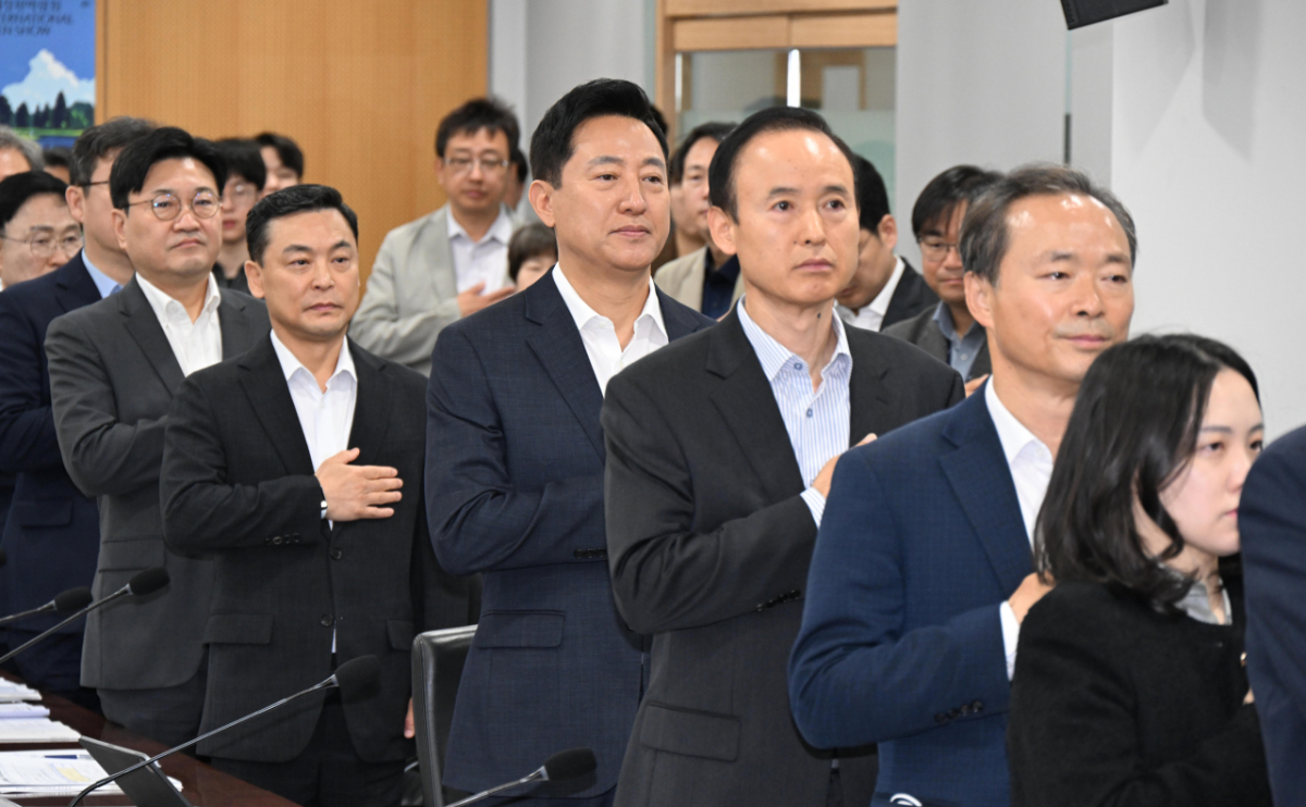 오세훈 서울시장이 14일 오전 서울시청 기획상황실에서 열린 ‘제204차 서울특별시구청장협의회’에서 국민의례를 하고 있다 /사진제공=서울시