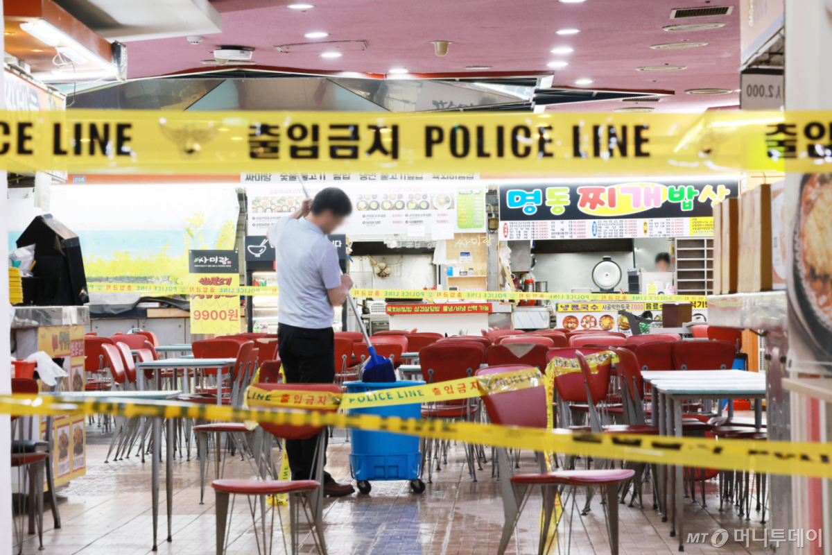 (인천=뉴스1) 이호윤 기자 = 13일 인천 남동구 홈플러스 푸드코트에서 흉기 난동 사건이 발생했다. 경찰과 소방당국에 따르면 A씨가 휘두른 흉기에 1명이 심정지 상태에 빠지는 등 마트 및 영화관 이용객 8명이 크고 작은 부상을 입은 것으로 파악됐다. 2026.10.13/뉴스1 Copyright © 뉴스1. All rights reserved. 무단 전재 및 재배포, AI학습 이용 금지. /사진=(인천=뉴스1) 이호윤 기자