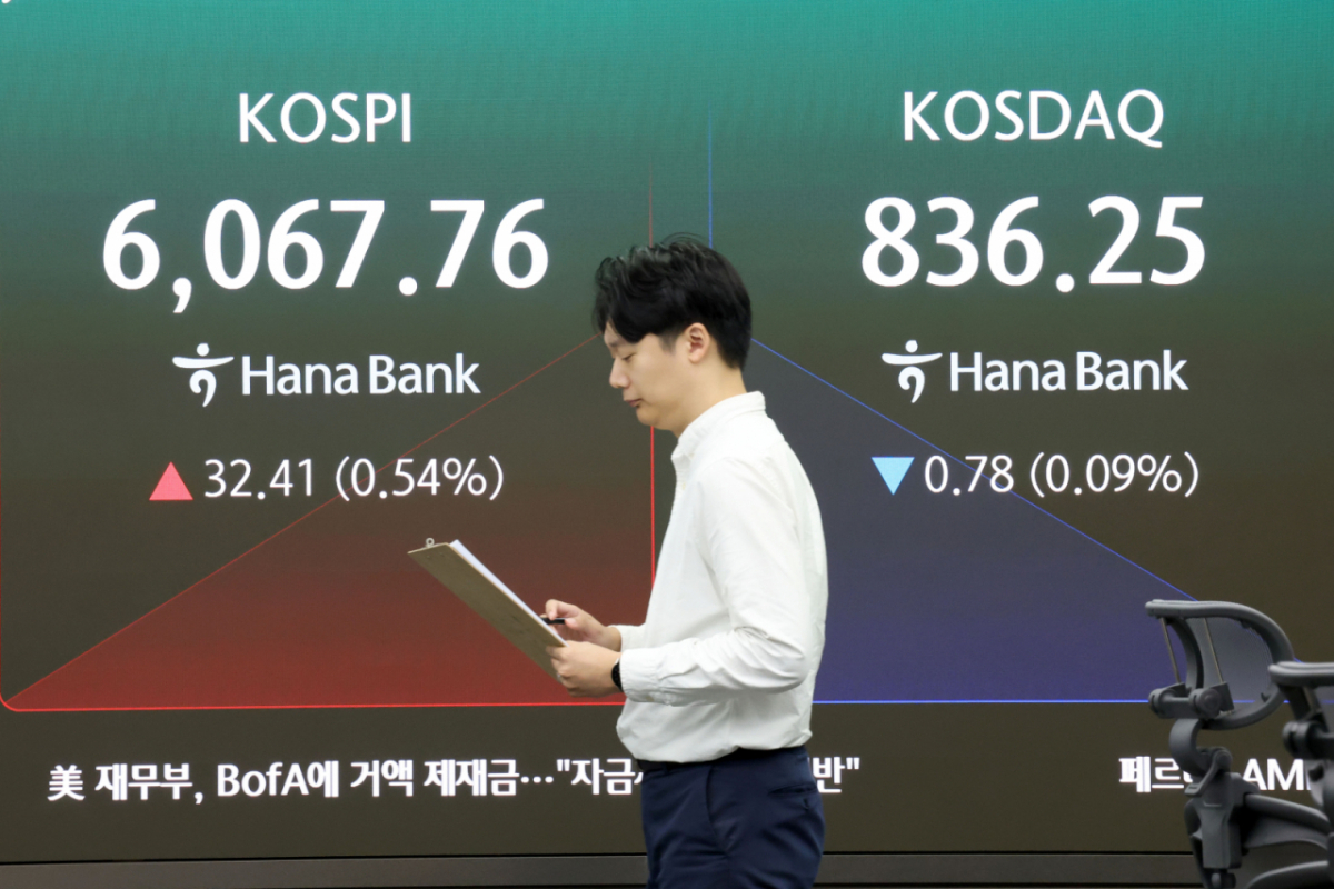 (서울=뉴스1) 이광호 기자 = 5거래일 연속 하락을 기록했던 코스피가 장 초반 상승세를 보인 14일 오전 서울 중구 하나은행 본점 딜링룸 현황판에 전장대비 32.41포인트(0.54%) 상승한 6,067.76을 나타내고 있다. 2026.10.14/뉴스1 Copyright © 뉴스1. All rights reserved. 무단 전재 및 재배포, AI학습 이용 금지. /사진=(서울=뉴스1) 이광호 기자
