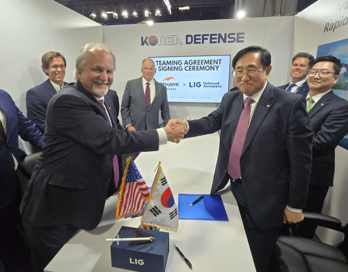 LIG D&A signed a Teaming Agreement (TA) with Firehawk at the Association of the United States Army (AUSA) defense exhibition held in Washington, D.C., for cooperation on developing the propulsion system for the 2.75-inch guided rocket "Bigung." Key executives from both companies attended the signing ceremony. In the photo, Baek Hyeong-sik, head of LIG D&A's Overseas Business Division (front row, right), shakes hands with Brad Schneider, CFO of Firehawk (front row, left). /Photo provided by=LIG D&A