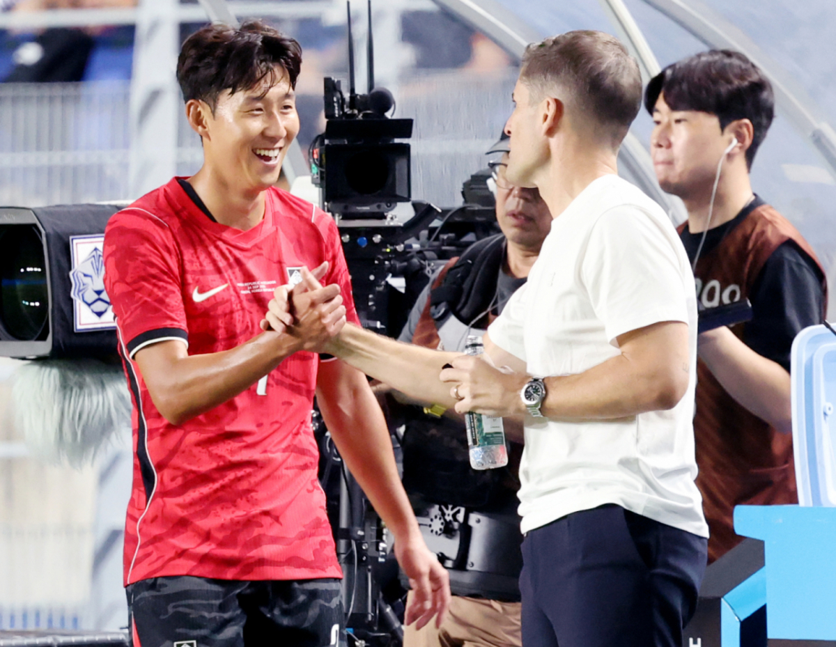 대한민국 축국구가대표팀이 24일 수원월드컵경기장에서 에콰도르와 친선경기를 열었다. 손흥민이 후반전 교체된 후 모레노 감독의 환영을 받고 있다. /사진=김진경 kim.jinkyung@