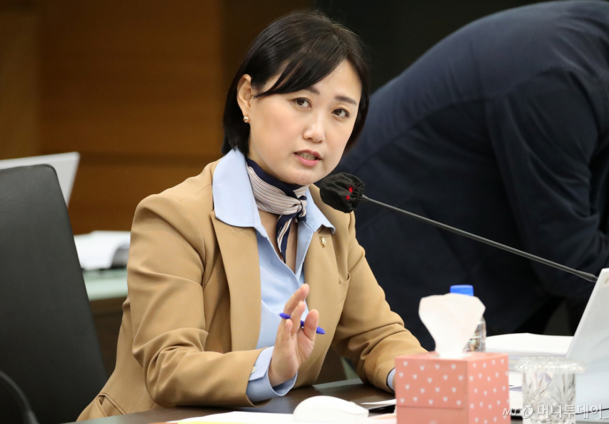 (대구=뉴스1) 공정식 기자 = 22일 오전 대구시교육청에서 열린 국회 교육위원회의 경북대, 강원대, 경북대병원, 강원대병원, 경북대치과병원, 강릉원주대치과병원에 대한 국정감사에서 더불어민주당 백승아 의원이 질의하고 있다. 2025.10.22/뉴스1 Copyright © 뉴스1. All rights reserved. 무단 전재 및 재배포, AI학습 이용 금지. /사진=(대구=뉴스1) 공정식 기자