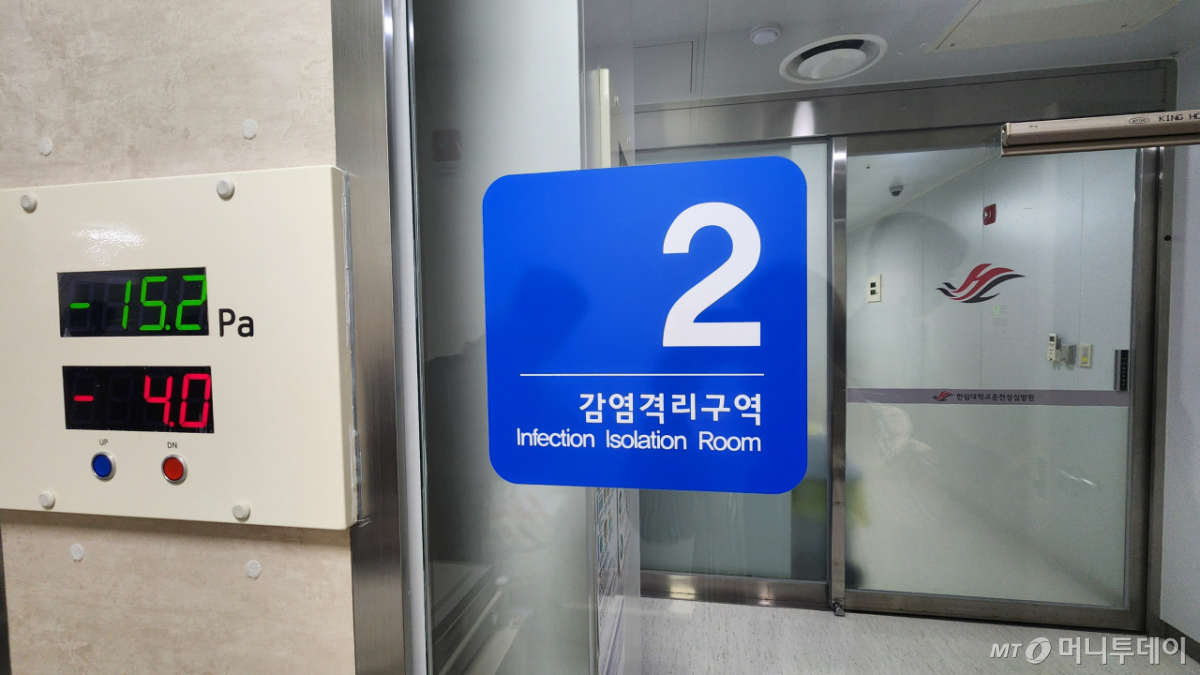 한림대춘천성심병원은 2016년부터 권역응급의료센터를 운영하며 중증응급의 최종 치료를 맡아왔다. 센터 내부 곳곳에선 공기 압력 차를 이용해 외부 세균의 내부 침투를 막는다. 사진은 센터 내 감염격리구역으로, 음압 차(왼쪽 계기판)를 유지하기 위해 바깥 문이 열리면 안쪽 문이 열리지 않도록 설계돼 있다. /춘천(강원도)=정심교 기자