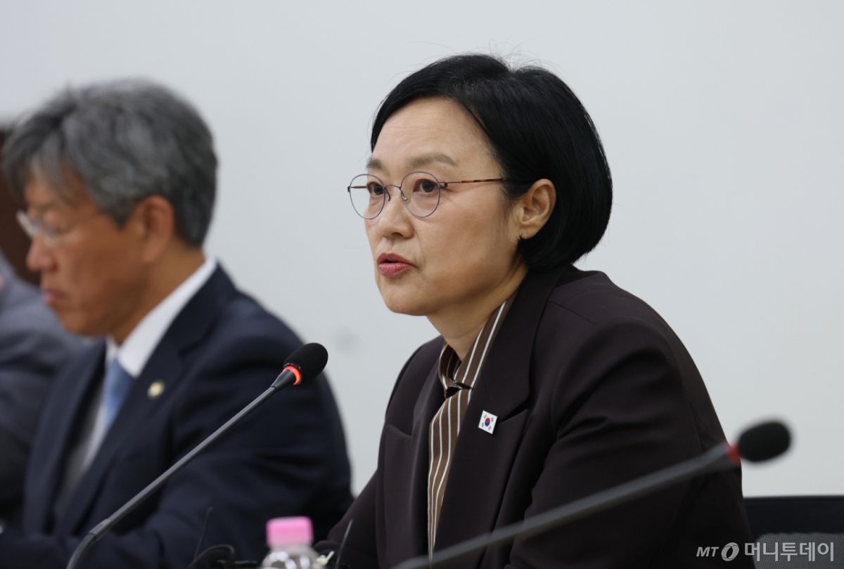 한성숙 국무총리가 13일 경기 수원시 영통구 수원청소년문화센터에서 열린 제8차 주택공급 현장 간담회에서 모두발언을 하고 있다. /사진=뉴스1