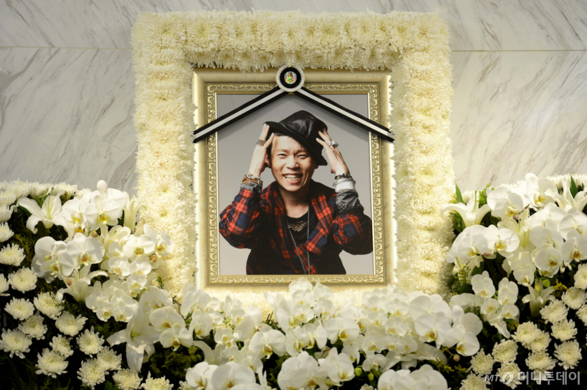 The wake of the late Im Yun-taek of Ulala Session, who passed away in February 2011 after battling stomach cancer. / MoneyToda