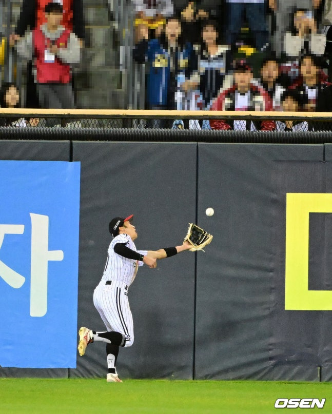 LG 박해민이 14일 잠실야구장에서 열린 2026 신한 SOL KBO 포스트시즌 와일드카드 결정전 1차전에서 양석환의 공을 잡아냈다.