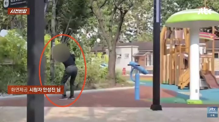 서울의 한 중학교 인근 어린이공원에서 한 남성이 골프 스윙 연습하는 모습이 포착돼 논란이다. /사진=JTBC '사건반장' 캡처