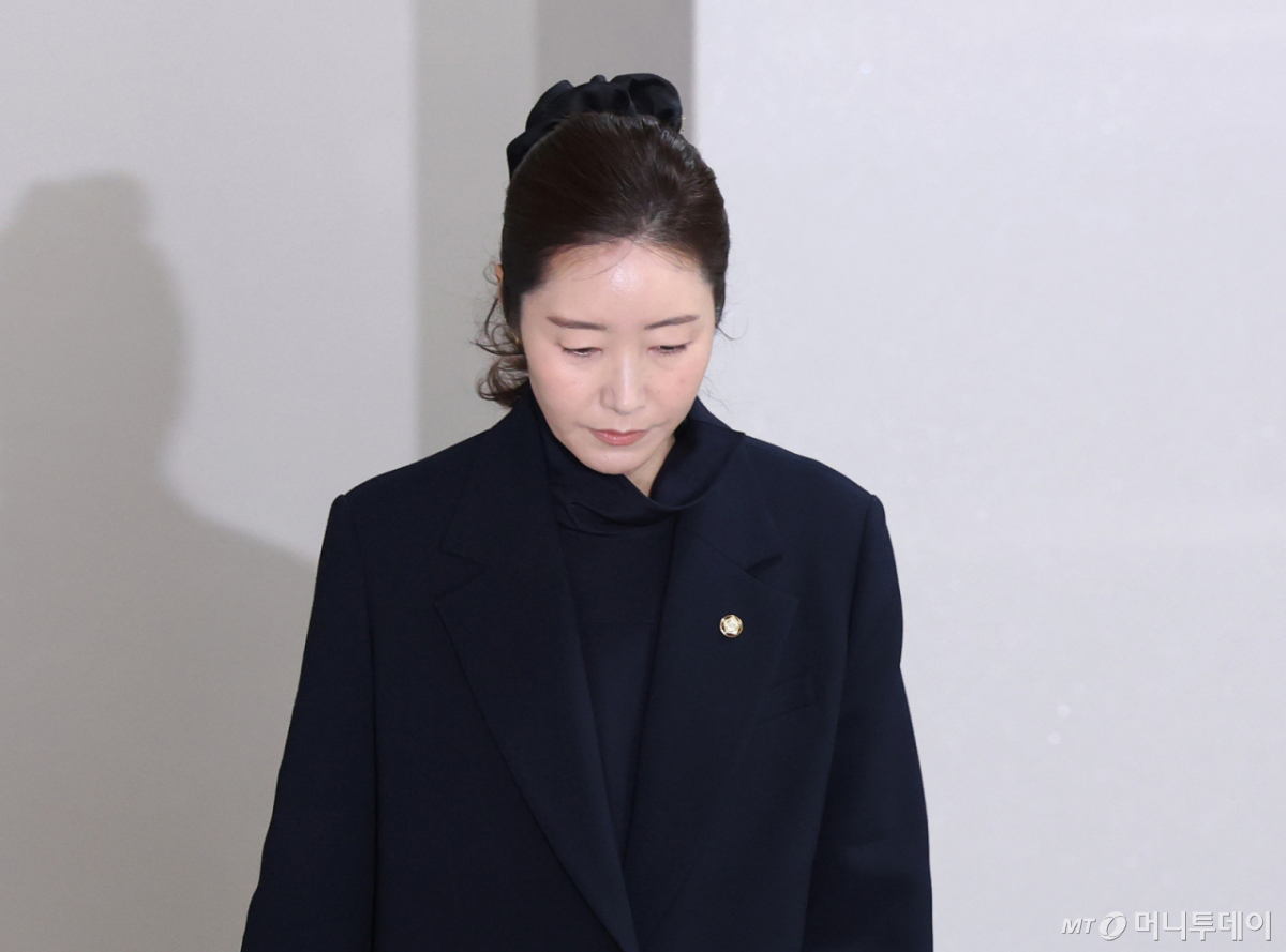 공천 헌금 1억원을 수수한 혐의로 기소된 강선우 무소속 의원이 14일 서울 서초구 서울중앙지방법원에서 열린 1심 선고 공판에 출석하고 있다./사진=뉴스1(사진공동취재단)