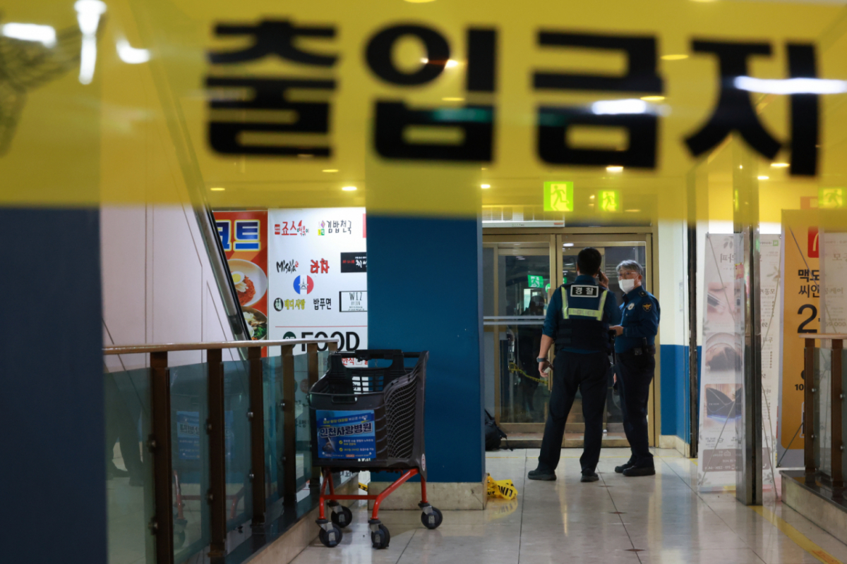 지난 13일 인천 남동구 홈플러스 푸드코트에서 흉기 난동 사건이 발생했다. 경찰과 소방당국에 따르면 A씨가 휘두른 흉기에 1명이 심정지 상태에 빠지는 등 마트 및 영화관 이용객 8명이 크고 작은 부상을 입은 것으로 파악됐다./사진=뉴스1.