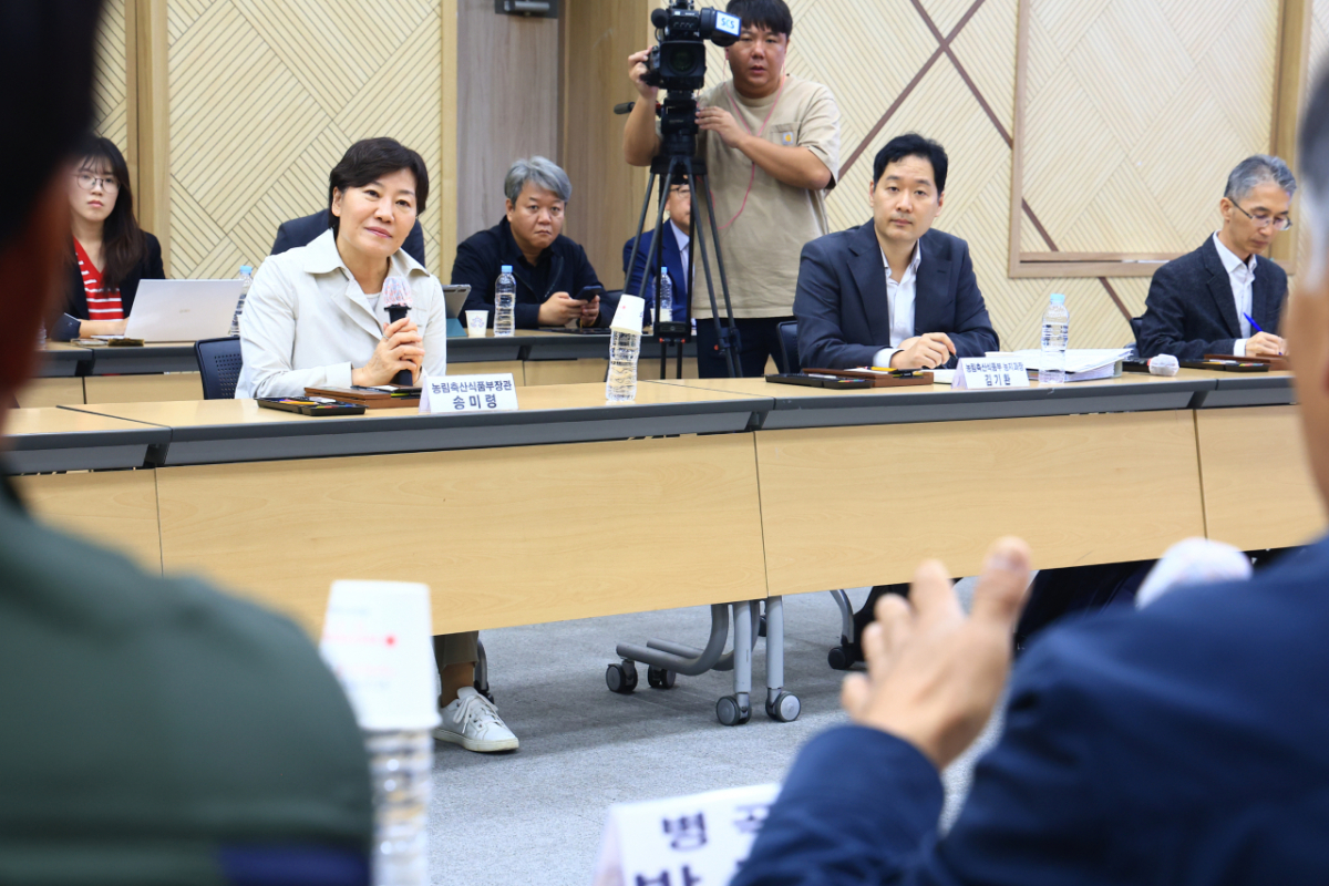 송미령 농림축산식품부 장관은 14일 경남 함양군청에서 마을 이장들과 간담회를 갖고 농지 조사 후속조치 방향과 제도개선 계획을 설명하는 한편 농촌 현장의 의견을 청취했다. /사진=농림축산식품부 제공