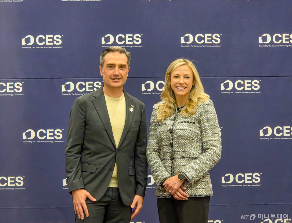 Marcello Lusuardi, CEO of Bosch Korea (left), and Kinji Fabrizio, Chairman of CTA (right), pose for a commemorative photo at the 'CES 2027' press conference held on the 14th at COEX in Seoul Gangnam-gu. /Photo=Reporter Choi Ji-eun