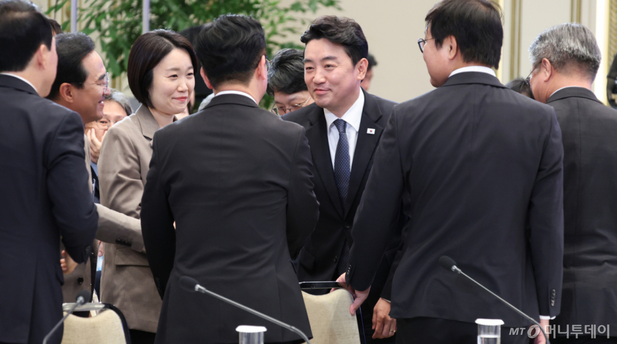 (서울=뉴스1) 허경 기자 = 강훈식 대통령비서실장이 14일 청와대 영빈관에서 열린 국민주권정부 인구전략 비전 선포식에서 참석자들과 인사하고 있다. (청와대통신사진기자단) 2026.10.14/뉴스1 Copyright © 뉴스1. All rights reserved. 무단 전재 및 재배포, AI학습 이용 금지. /사진=(서울=뉴스1) 허경 기자
