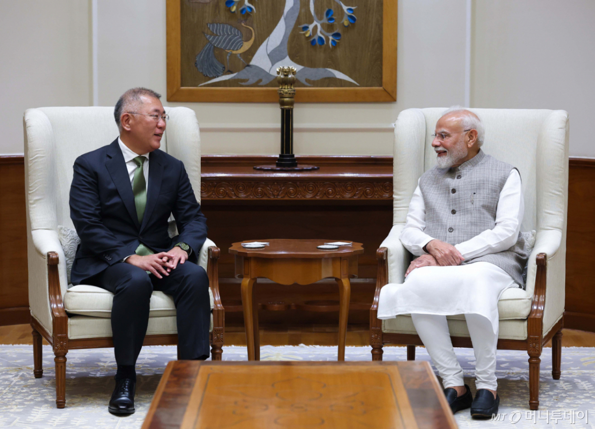 Hyundai Motor Group Chairman Chung Eui-sun, left, meets with Narendra Modi, prime minister of India, at the minister's residence in New Delhi on Tuesday. / Courtesy of Hyundai Motor