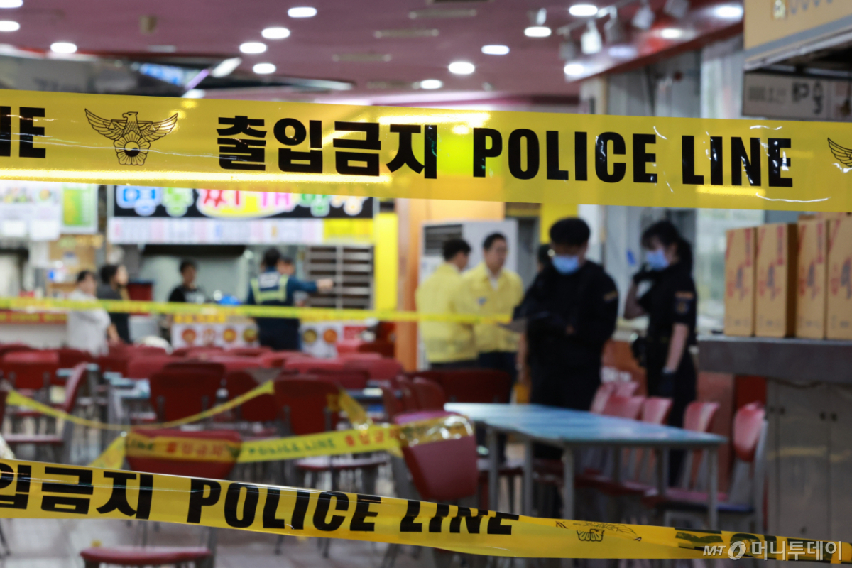 (인천=뉴스1) 이호윤 기자 = 13일 인천 남동구 홈플러스 푸드코트에서 흉기 난동 사건이 발생했다. 경찰과 소방당국에 따르면 A씨가 휘두른 흉기에 1명이 심정지 상태에 빠지는 등 마트 및 영화관 이용객 6~8명이 크고 작은 부상을 입은 것으로 파악됐다. 2026.10.13/뉴스1 Copyright © 뉴스1. All rights reserved. 무단 전재 및 재배포, AI학습 이용 금지. /사진=(인천=뉴스1) 이호윤 기자