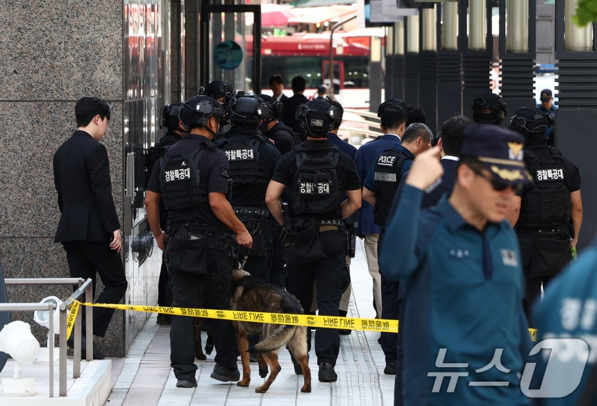 2025년 8월 5일 오후 서울 신세계백화점 본점에서 한 인터넷 커뮤니티에 해당 백화점 내부에 폭발물을 설치했다는 협박글이 올라와 경찰특공대 등이 폭발물 수색을 마치고 이동하고 있다. /사진제공=뉴스1