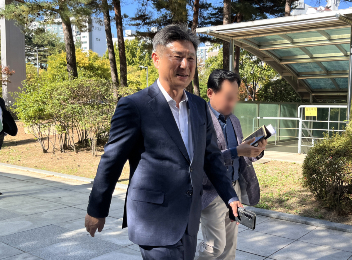 공직선거법상 호별 방문 제한 위반 혐의를 받는 김동욱 서울 도봉구청장이 14일 오후 서울 도봉구 서울북부지방법원에서 열린 첫 공판에 출석하고 있다./사진=뉴스1.