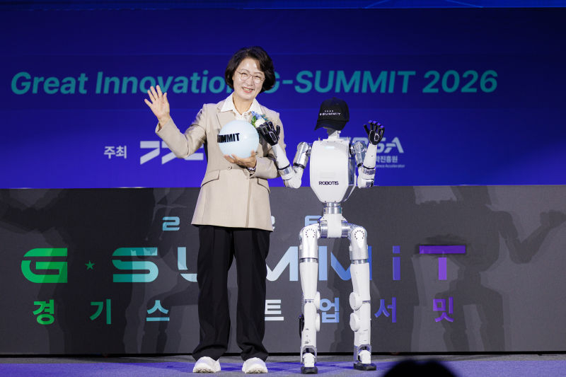 14일 오전 수원컨벤션센터에서 열린 2026 경기 스타트업 서밋 개막식에서 추미애 경기도지사가 개막 퍼포먼스를 하고 있다./사진제공=경기도