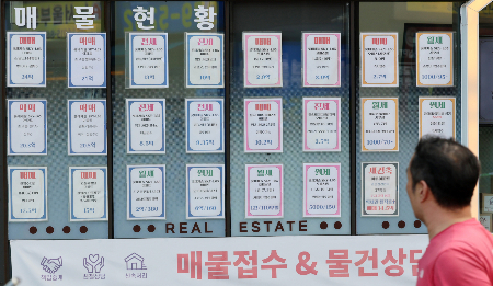(서울=뉴스1) 박세연 기자 = 13일 서울 동대문구의 한 부동산중개업소에 아파트 매매와 전세 등 매물 안내문이 붙여있다. 정부의 10·15 부동산 대책 발표 이후 약 1년간 서울 아파트값이 10% 넘게 오른 것으로 나타났다. 전셋값 역시 오름세다. 한국부동산원에 따르면 10월 첫째 주 서울 아파트 전세가격은 지난해 10월 셋째 주보다 9.96% 올랐다. 2026.10.13/뉴스1 Copyright © 뉴스1. All rights reserved. 무단 전재 및 재배포, AI학습 이용 금지. /사진=(서울=뉴스1) 박세연 기자