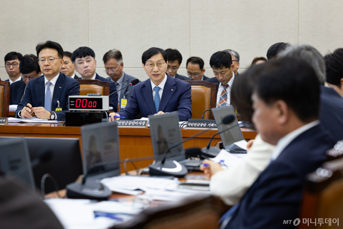 김성주 국민연금공단 이사장이 14일 서울 여의도 국회에서 열린 보건복지위원회의 국민연금공단에 대한 국정감사에 출석해 의원 질의에 답하고 있다. /사진=뉴스1