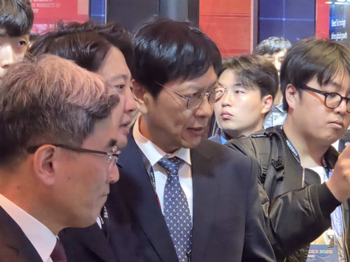 안현 SK하이닉스 개발총괄 사장이 이준석 개혁신당 의원에게 자사 기술을 ㅓㄹ명하고 있다. /사진=김아영 기자