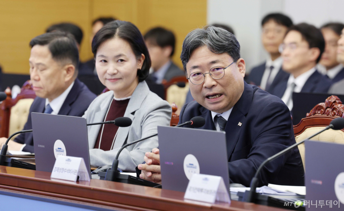 (서울=뉴스1) 이재명 기자 = 하준경 경제성장수석이 1일 이재명 대통령 주재로 청와대에서 열린 수석보좌관회의에서 발언하고 있다.   이날 이 대통령은 하 수석을 신임 정책실장으로 임명했다. 2026.10.1/뉴스1  Copyright © 뉴스1. All rights reserved. 무단 전재 및 재배포,  AI학습 이용 금지. /사진=(서울=뉴스1) 이재명 기자