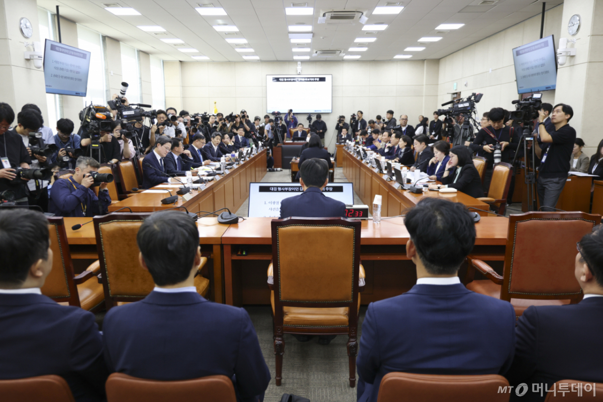 [서울=뉴시스] 김근수 기자 = 14일 오전 서울 여의도 국회에서 김지용 중대범죄수사청장 후보자 인사청문회가 열리고 있다. 2026.10.14. ks@newsis.com /사진=김근수