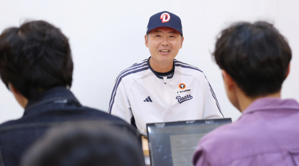 2026 신한 SOL KBO리그 와일드카드(WC) 결정전 LG 대 두산전이 14일 서울 잠실야구장에서 열렸다. 두산 김원형 감독이 취재진의 질문에 답하고 있다. /사진=김진경 kim.jinkyung@