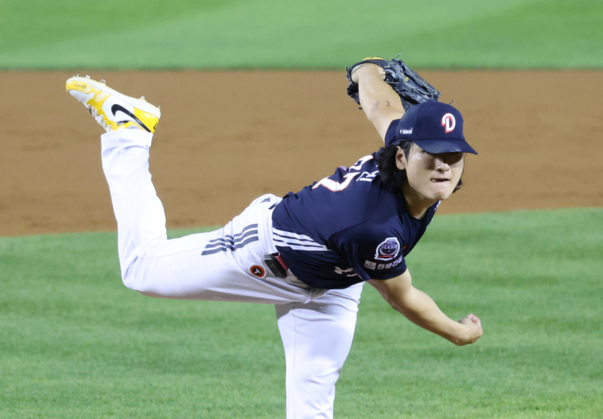 2026 신한 SOL KBO리그 와일드카드(WC) 결정전 LG 대 두산전이 14일 서울 잠실야구장에서 열렸다. 두산 선발 곽빈이 역투하고 있다. /사진=김진경 kim.jinkyung@