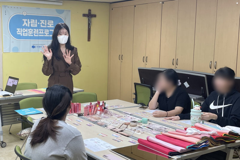 인하공전 대학일자리플러스센터가 자립 준비 청년을 대상으로 '이미지메이킹 프로그램'을 하고 있다./사진제공=인하공전