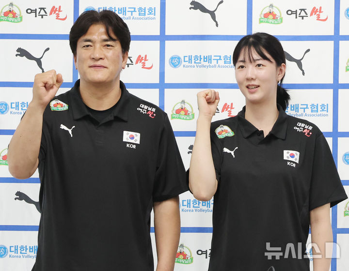 차상현(왼쪽) 한국 여자배구 국가대표팀 감독과 주장 강소휘과 지난 5월 20일 서울 송파구 올림픽회관 신관에서 열린 2026 한국 배구 국가대표팀 기자회견에서 포즈를 취하고 있다. /사진=뉴시스