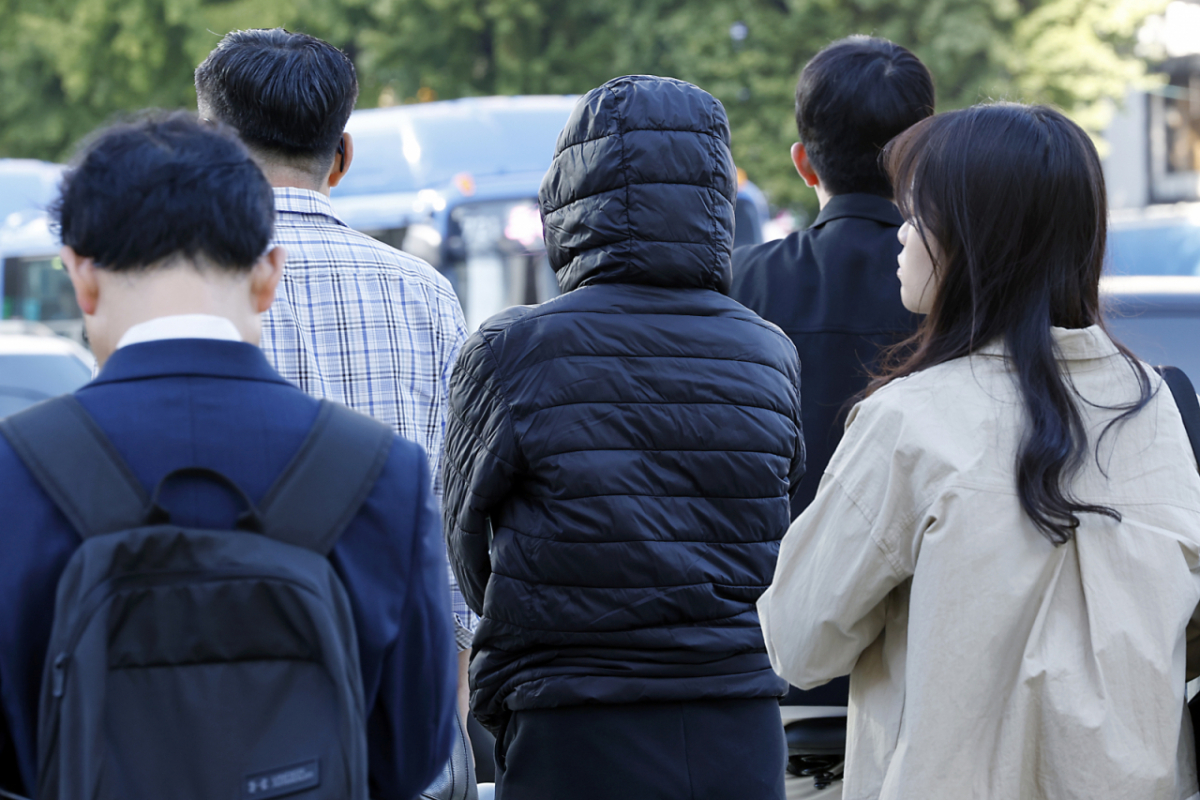 15일은 전국이 대체로 맑겠고 아침 최저기온이 3도까지 떨어지며 쌀쌀한 가을 날씨를 보이겠다. 사진은 지난 7일 서울 종로구 광화문 사거리의 시민들./사진=뉴스1