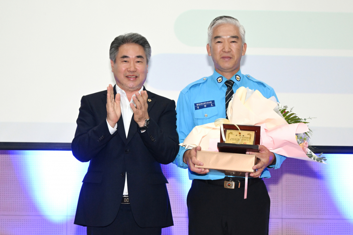 박준 경남도의회 의장(왼쪽)이 김향호 창원서부모범운전자회 모범운전자에게 표창패를 주고 함께 기념촬영을 하고 있다./사진제공=경남도의회