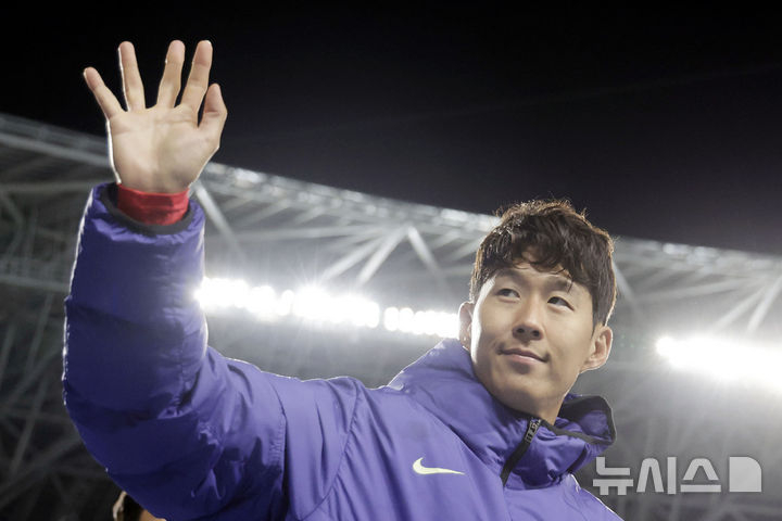손흥민이 지난 6일 경기 용인미르스타디움에서 열린 하나은행 초청 축구 국가대표팀 친선경기 한국과 우즈베키스탄의 경기 후 팬들에게 인사하고 있다. /사진=뉴시스