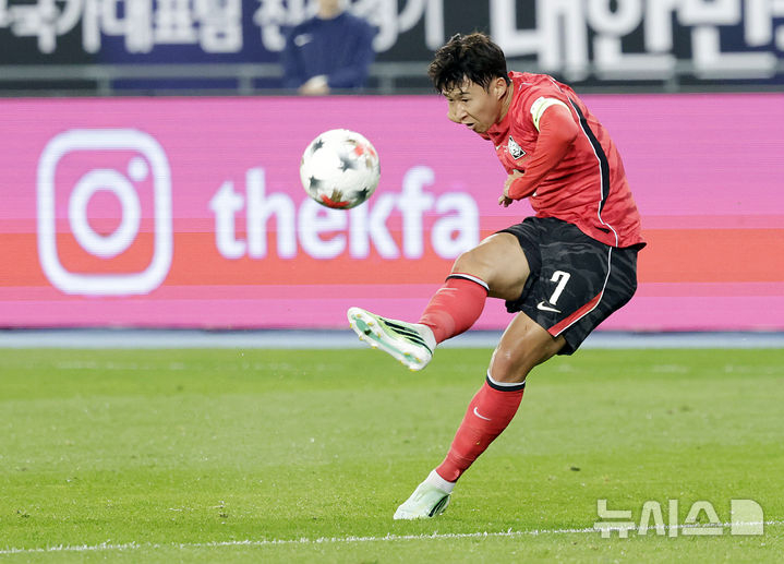 손흥민이 지난 6일 경기 용인미르스타디움에서 열린 한국 대 우즈베키스탄의 하나은행 초청 축구 국가대표팀 친선경기에서 프리킥을 시도하고 있다. /사진=뉴시스