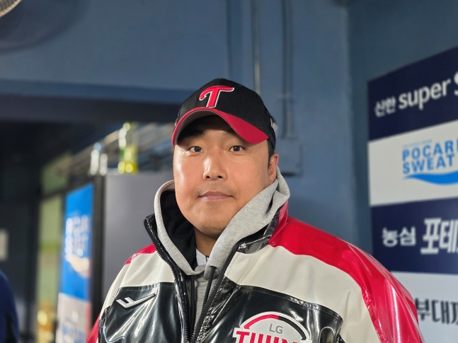 LG 이우찬이 14일 잠실 두산전을 승리로 이끈 뒤 취재진과 인터뷰에 응했다. /사진=김동윤 기자