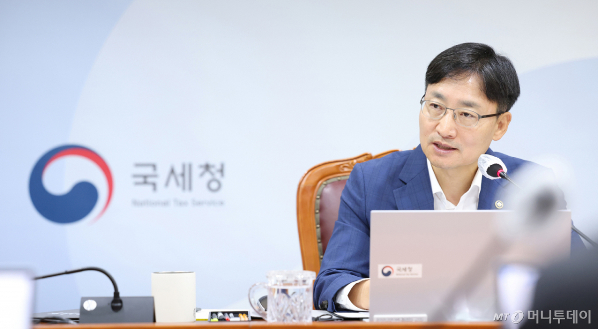 [세종=뉴시스] 강종민 기자 = 임광현 국세청장이 22일 세종시 정부세종2청사에서 열린 하반기 첫 지방청장 회의를 주재하며 국세·국세외수입 체납관리단의 현장 상황 점검과 실무상 제도 보완 방안 등을 집중 논의하고 있다. (사진=국세청 제공)  2026.07.22. photo@newsis.com *재판매 및 DB 금지 /사진=강종민