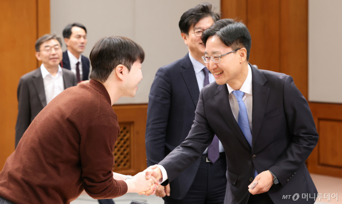 (서울=뉴스1) 허경 기자 = 임광현 신임 대통령비서실장이 14일 청와대 춘추관에서 열린 인선 발표를 마친 뒤 기자들과 인사하고 있다. 이재명 대통령은 이날 강훈식 대통령비서실장 후임으로 임광현 국세청장을 임명했다. 2026.10.14/뉴스1 Copyright © 뉴스1. All rights reserved. 무단 전재 및 재배포, AI학습 이용 금지. /사진=(서울=뉴스1) 허경 기자